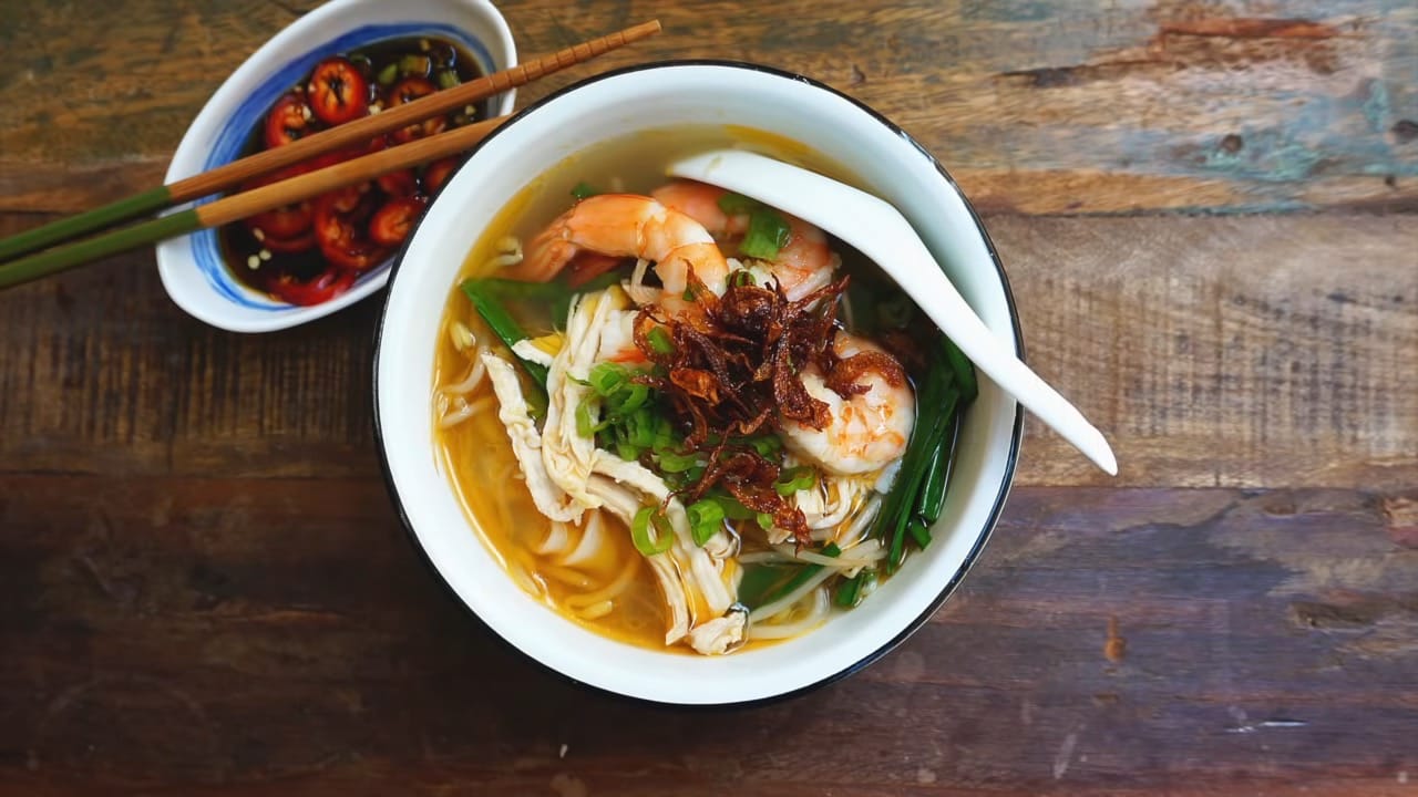 Kai si hor fun (flatrice noodles soup with chicken and prawn) Bon apetit